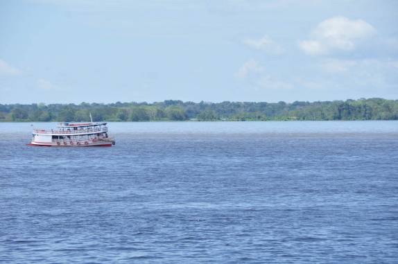 Barcos trazem turistas para observar o mais famoso 'encontro das águas', na confluência dos rios Negro e Solimões, bem próximo à Manaus, no Amazonas